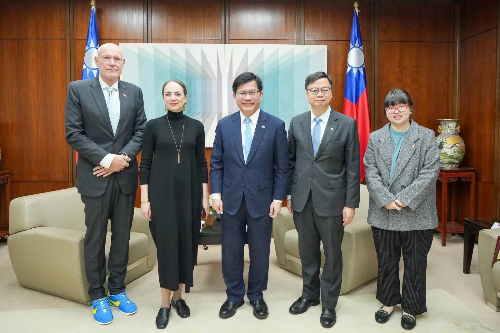 外交部長林佳龍（中）接見馬特維丘克主席（Oleksandra Matviichuk，左二）及諾曼基金會東南亞及東亞區域總監克萊納‧布羅克霍夫（Moritz Kleine-Brockhoff，左一）。