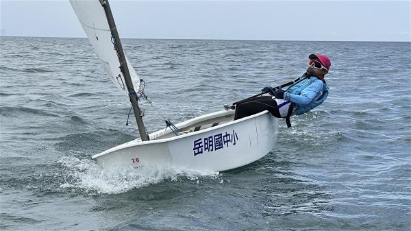 駕駛OP帆船,孩子要學習判斷風勢,用全身力量破浪前行。