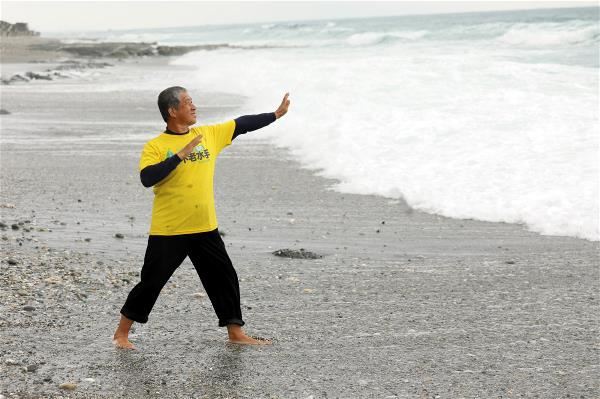 蘇達貞不僅是海浪專家，他也是掀起獨木舟環島浪潮的人。