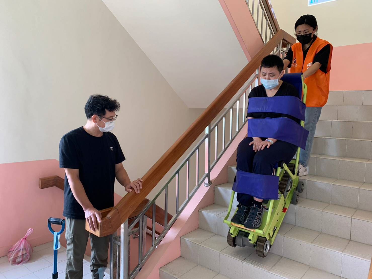若有老公寓垂直移動的問題,可藉由爬梯機的協助,幫助病友們出得了門,重拾幸福生活。