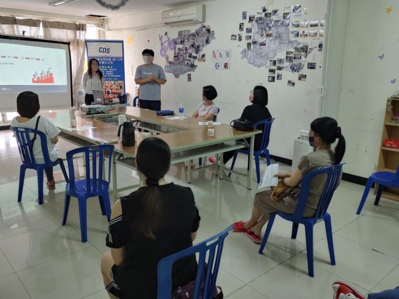 達人與企業課程講座，提供就業輔導。 圖片提供/東區跨國婚姻家庭服務中心