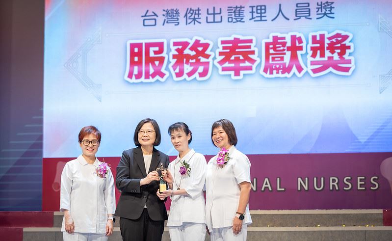 總統親頒「台灣護理典範獎」、「台灣傑出護理人員獎」及「台灣護理先驅－周美玉女士薪傳獎」予各得獎人員