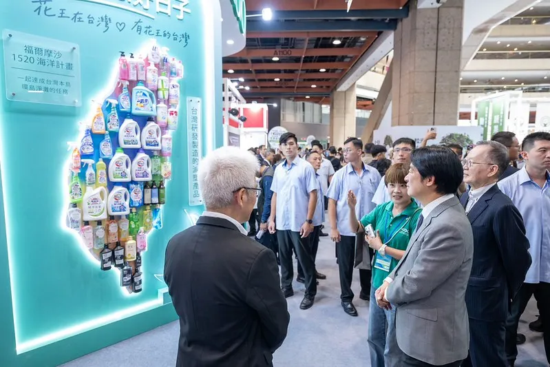總統與現場貴賓參觀展覽攤位，瞭解各界推行永續行動的成果