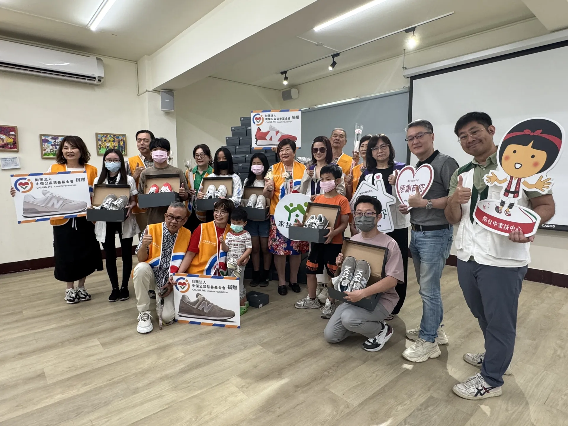 中傑公益慈善基金會捐贈300雙運動鞋，幫助家扶兒少安心成長。(南台中家扶提供)