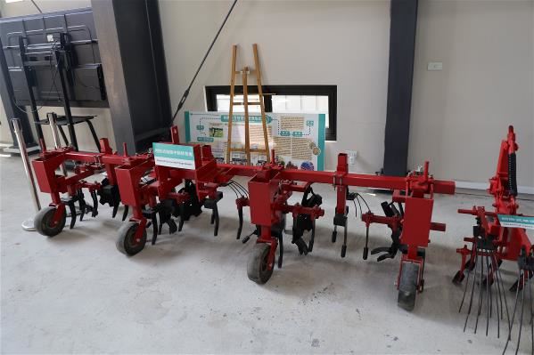 This dry-field weeding machine is a labor-saving device used in organic soybean cultivation.