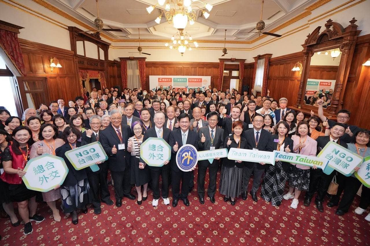 外交部長林佳龍及所有與會NGO及在台設點INGO夥伴合影。