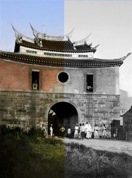 日治初期台北西門的黑白老照片，左半部經過手工上色，更顯鮮活而吸人眼球。（聚珍臺灣提供）