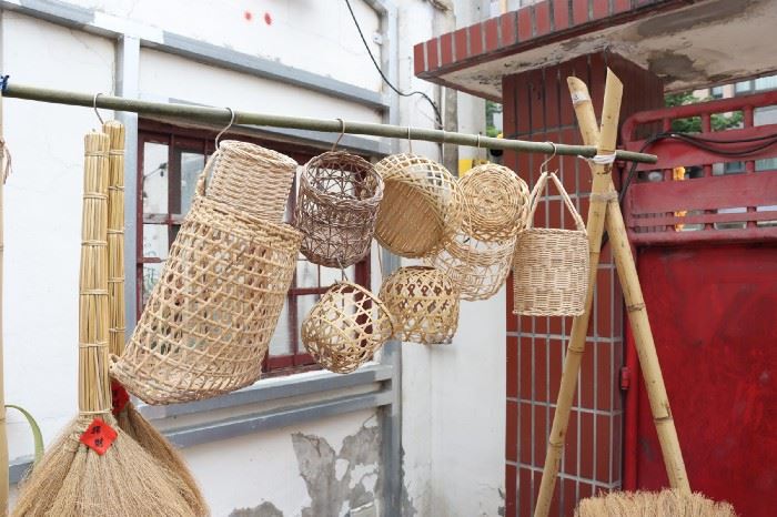 新春小商號致力於推廣各種天然民具，不僅與在地生產者合作，也開設藺草、竹編課程，讓傳統技藝持續流傳。 攝影／蔡昀彤