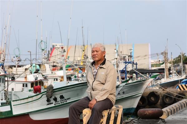 琉球區漁會監事洪省慧,十幾歲就跟著父親討海,他征戰過三大洋、五大洲,早年專捕鮪魚等經濟價高的漁種,漁獲還有專機直送日本拍賣。