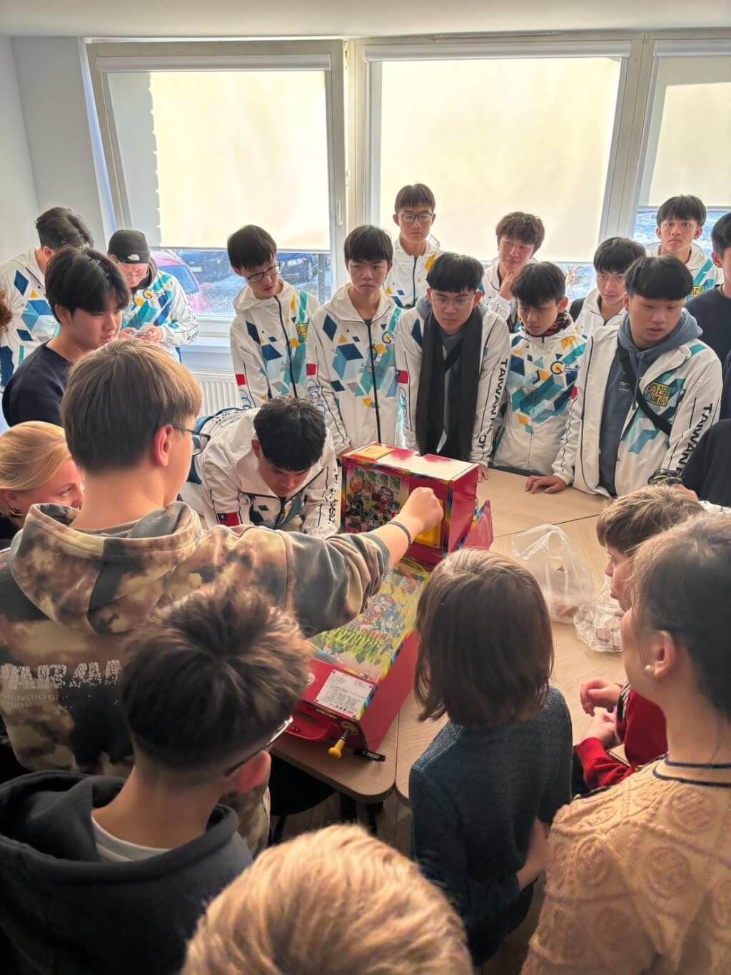 在駐立陶宛台灣代表處安排下，台灣機器人團隊學生在賽前訪問立陶宛兒童照護機構，與當地學童交流。圖為台灣團隊帶來傳統彈珠台，讓當地小朋友體驗。（駐立陶宛台灣代表處提供）中央社記者游堯茹維爾紐斯傳真