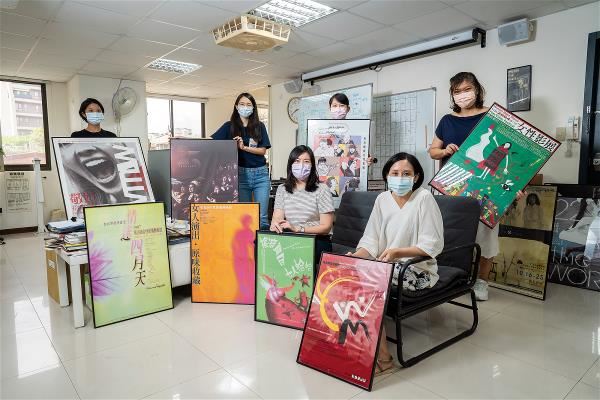 回顧女影歷屆海報，羅珮嘉（前排左）與團隊持續推出引領潮流的影展，拓展觀眾對電影的想像。（林旻萱攝）