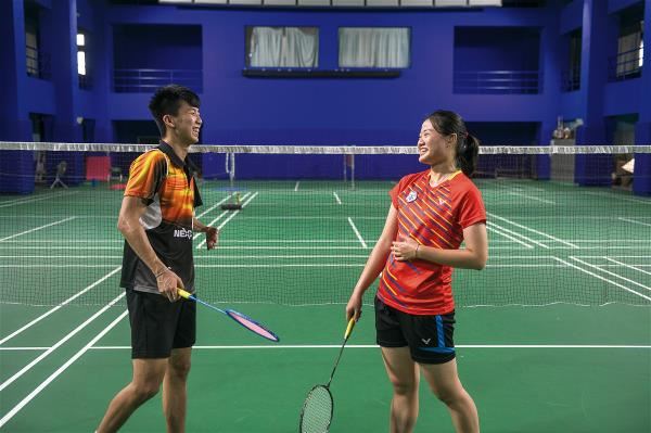 沈彥汝與帕奧羽球選手方振宇為高中、大學同窗，在對打練習後，分析彼此球技。