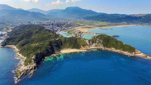 We share our mountains and seas with a rich diversity of animals and plants. (photo by Jimmy Lin)