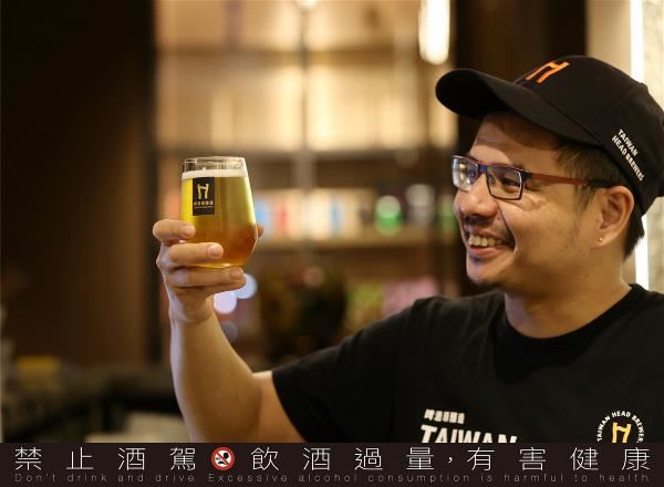 啤酒頭創辦人段淵傑熱情地和我們解說每一支啤酒的風味差異。