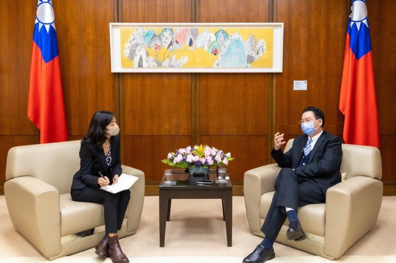 Foreign Minister Jaushieh Joseph Wu (right) calls for support from the global community in an interview with Alice Su from The Economist in Taipei City. (MOFA)