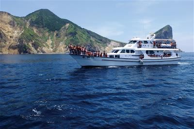 Visitors to Toucheng can take a boat to Guishan Island, with its rich natural scenery, ecology, history, and culture. The area also offers cetacean watching.