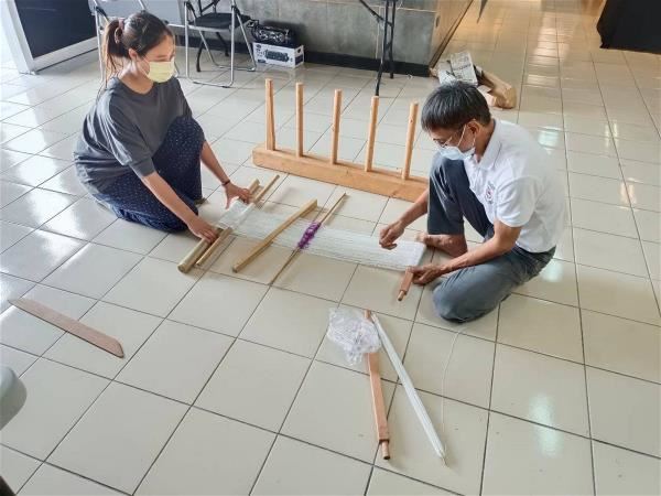 彭春林開班授課教傳統織繡技藝。(彭春林提供)