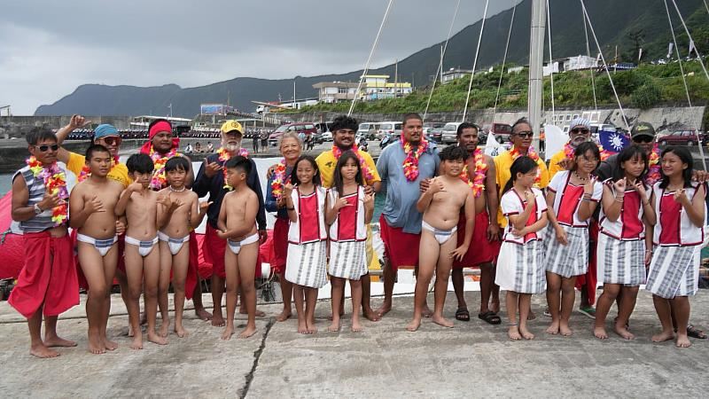 「航向母親的島嶼」 無動力帆船Alingano Maisu航抵蘭嶼舊開元港 蘭嶼各界熱烈迎接
