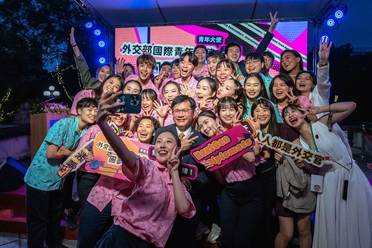青年大使與外交部長林佳龍自拍合影。