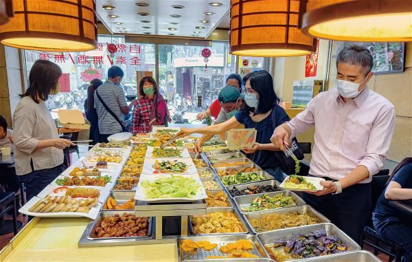 Encouraged by the sizable population of vegetarians in Taiwan, many non-vegetarian restaurants have begun offering meatless menus or even reinvented themselves as vegetarian restaurants.