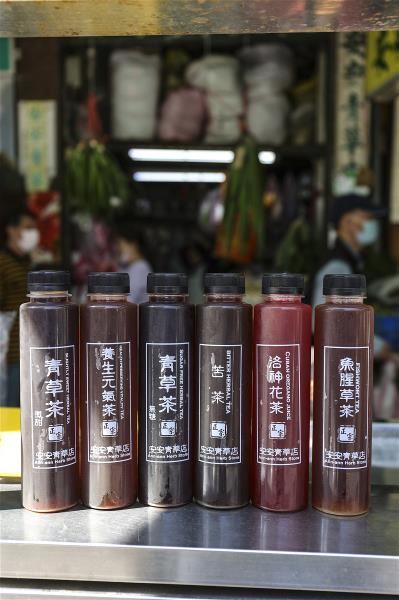 在水中添加各式青草、食材等一同熬煮,讓飲料不只解渴,還能發揮解熱、中和胃酸、消脹氣等補身效果。(林格立攝)