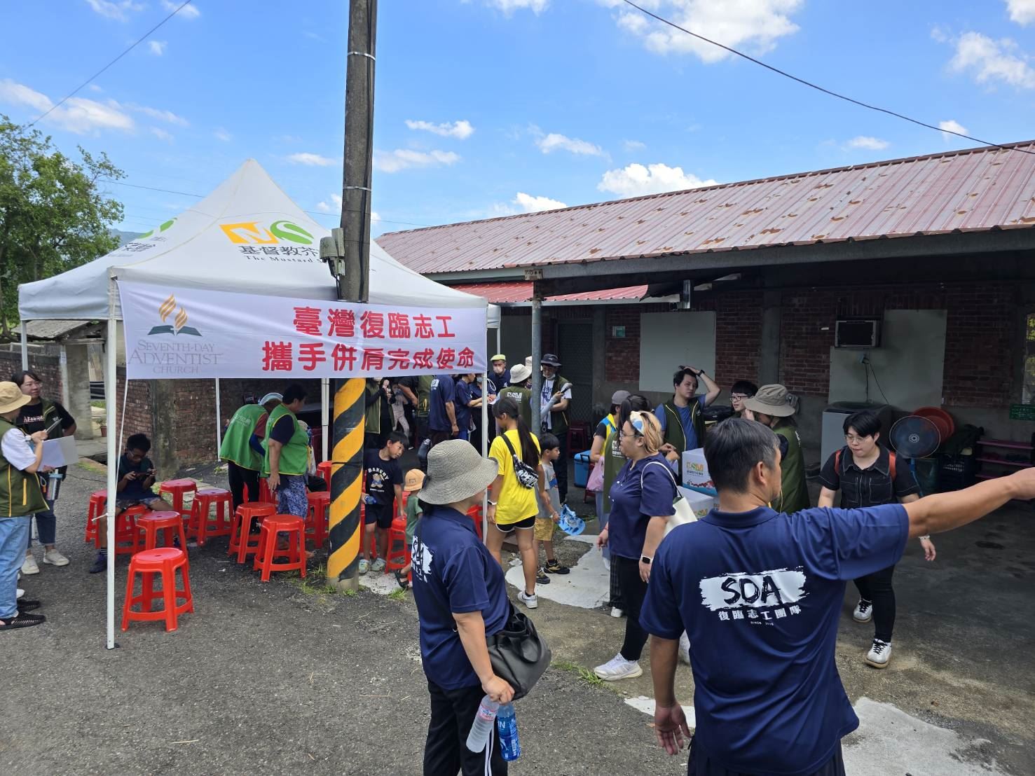 透過定期社區活動等，芥菜種會持續陪伴、扶助、扶立楠西中長期安置所的居民。(芥菜種會提供)