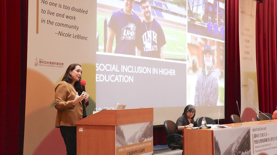 凱莉∙奈倫格曼博士是新罕布夏大學障礙研究所主任，她帶領著跨專業的團隊透過研究、訓練、科技支持及教育等方式，促進障礙者有完全的管道、平等機會及全面的參與，致力於讓公共政策與體制能落實執行。