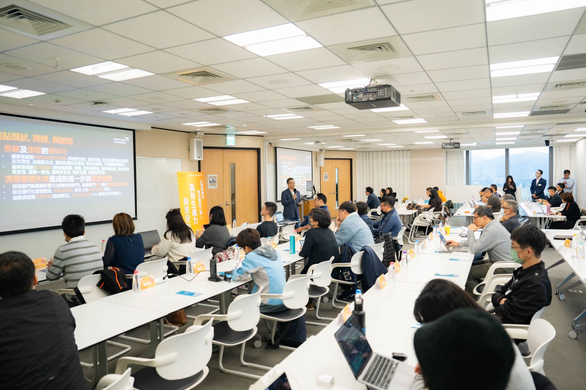 台灣世界展望會資訊發展處處長陳冠仁表示，展望會在2021年進行數位轉型，採最新技術與維運模式，成效卓越，期待更多有志之士加入，透過借力數位與AI效能，讓國內外有需求的孩子擁有豐盛生命，攜手全球展望更好的世界。 （台灣世界展望會提供）