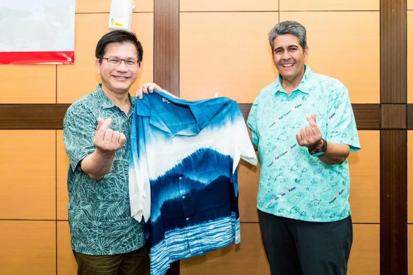 Foreign Minister Lin Chia-lung (left) and Palau President Surangel Whipps Jr. pose while giving the hearts sign Dec. 18 in Ngerulmud. (MOFA)