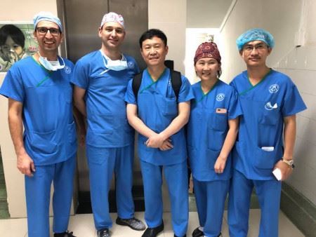 小董醫師(右一)於越南義診時與督導羅綸洲(右三)醫師合影