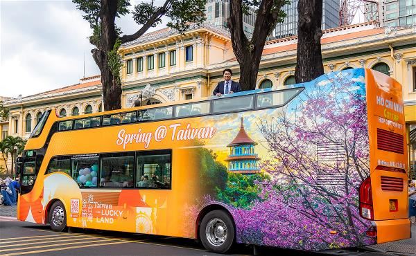 巡迴胡志明市市區的雙層觀光巴士，駐胡志明市代表處處長韓國耀表示，歡迎越南人赴台觀光。