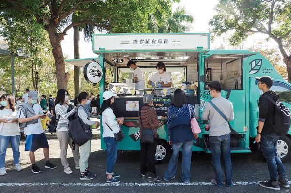 When it comes to vegetarian food, people in Taiwan are spoiled for choice. This photo shows No Meat, one of the popular vegetarian markets that have emerged in recent years. (photo by Jimmy Lin)