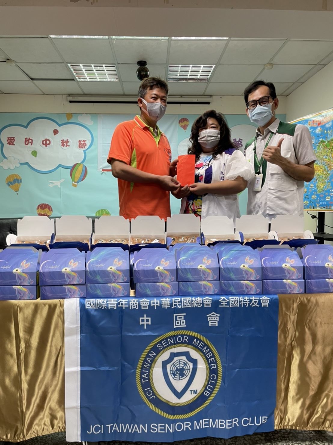 區主席廖坤興愛心加碼，個人捐贈扶幼基金1萬元，支持扶幼工作。(南台中家扶提供)