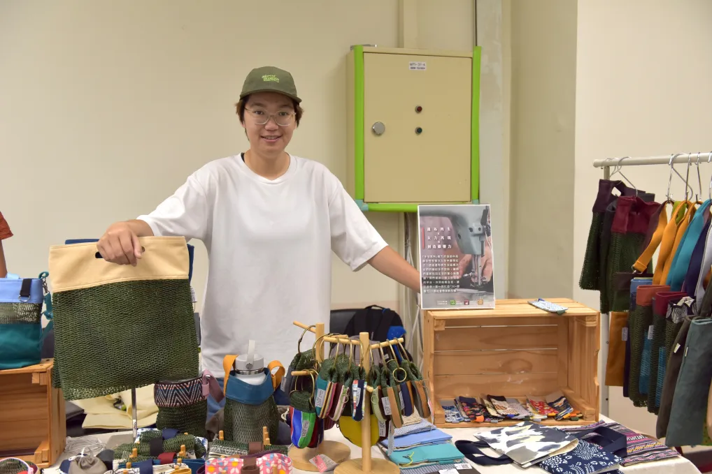 劉庭萱帶著「多加思所」的永續文創商品現身市集，販賣由大女人們將快時尚庫存的邊料與台南在地的漁網交織而成的成果。攝影/張宸瑜