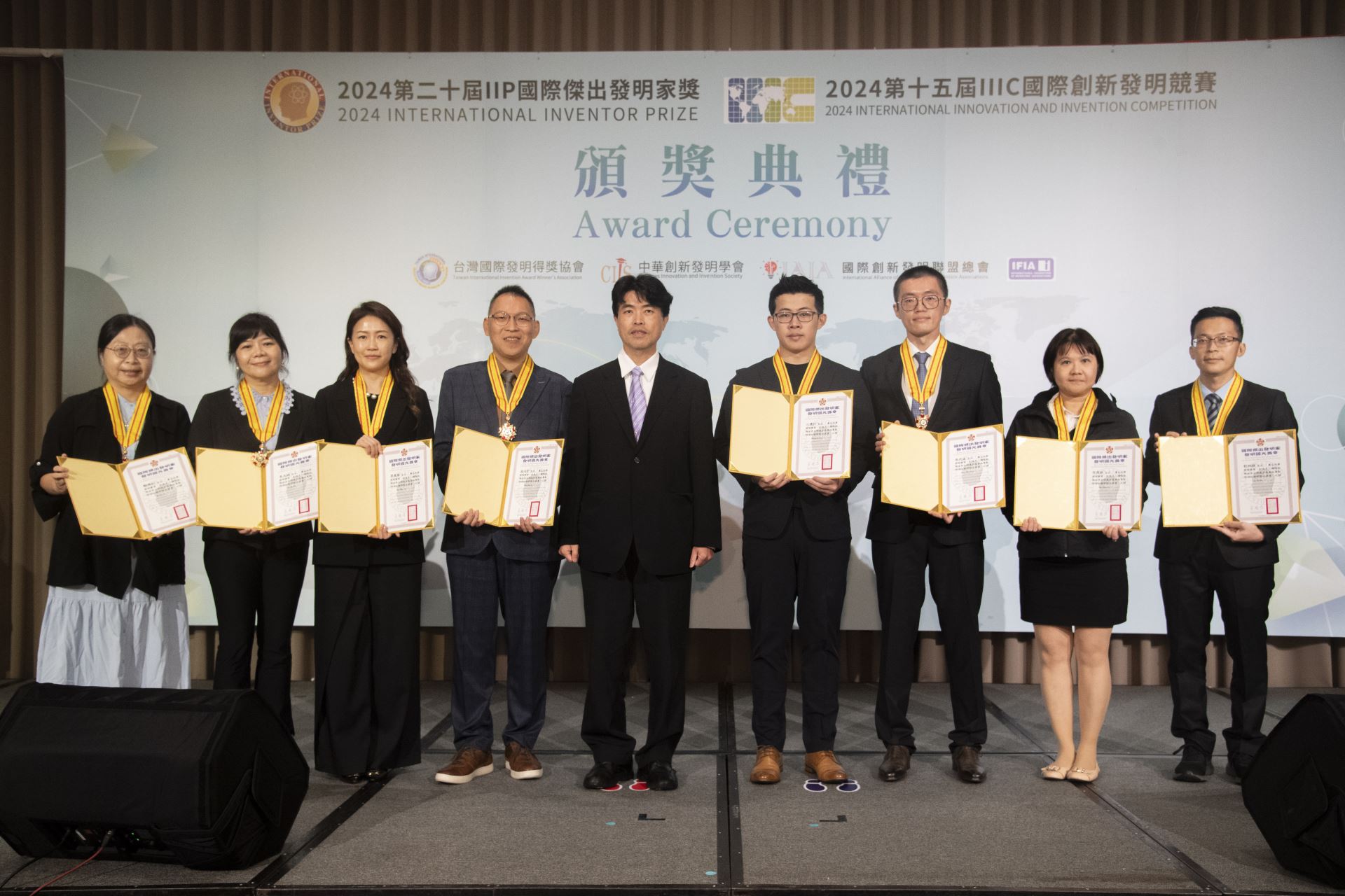 健康與福祉永續發展協會許秀珠秘書長(右2)榮獲2024國際傑出發明家發明國光獎章