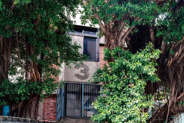 The faded numbers identifying the buildings at the Nanjichang complex, which these days is mostly known for its night market, are architectural annotations that have endured since the complex’s opening.