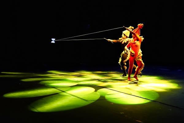 利用影像、燈光和音樂，配合舞者律動，以及鈴的拋接，是舞鈴的拿手好戲。（駐汶萊代表處提供）
