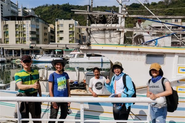 Azure Alliance operations director Yen Hsiang-lin (far right), CEO Chen Szu-ying (second from right) and secretary-general Tseng Yu-ting (second from left) visited harbors in person looking for sources of ocean trash.