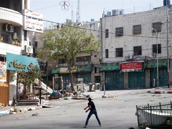 胡鈞媛曾在巴勒斯坦希伯崙城裡，意外捲入抗爭之中，但對當地人來說只是日常生活。