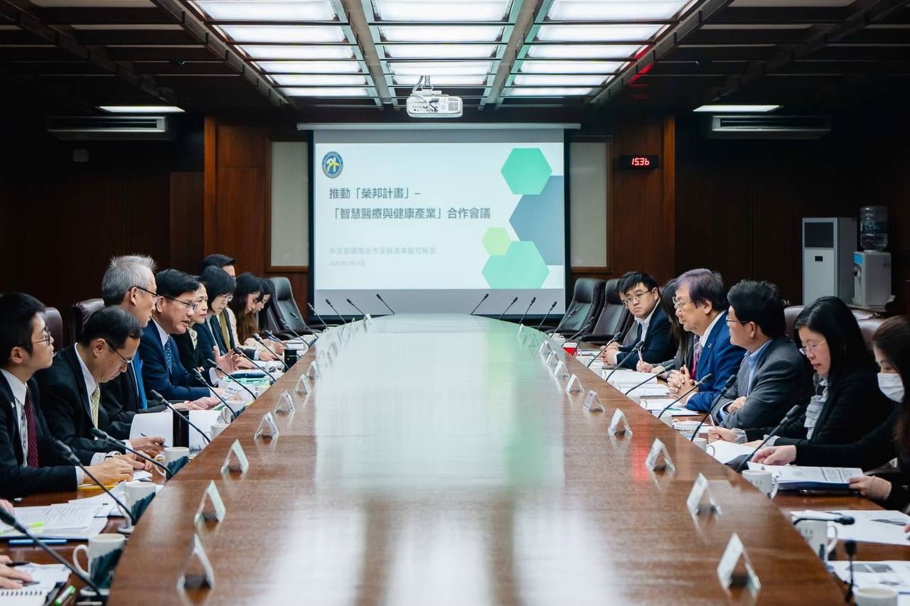 Foreign Minister Lin Chia-lung (fourth left) meets with Health and Welfare Minister Chiu Tai-yuan (fourth right) Feb. 14 in Taipei City to discuss cross-ministry medical care collaboration. (MOFA)