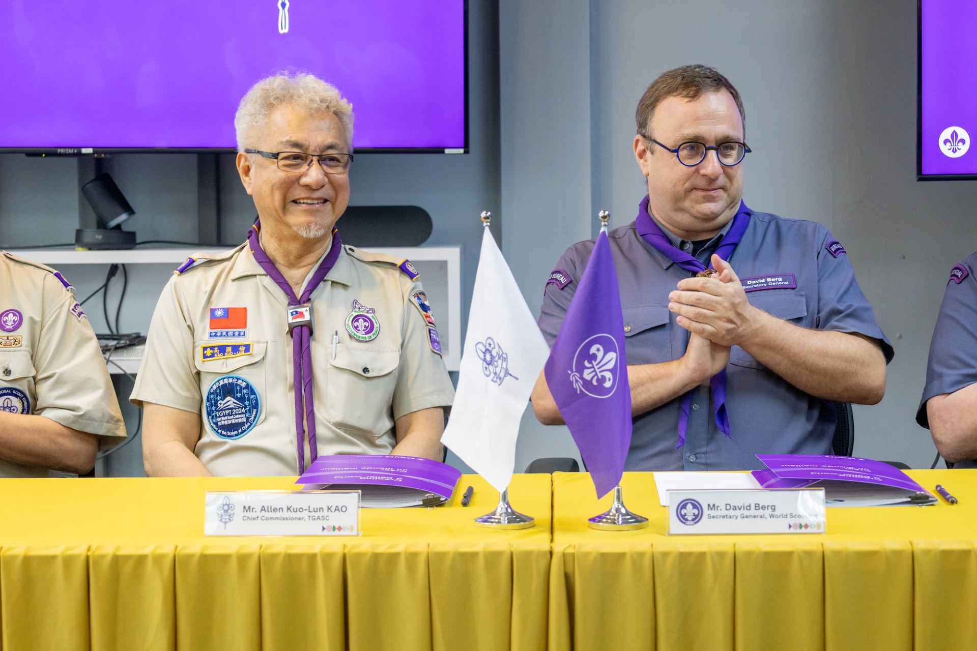 高國倫理事長(左)與世界童軍總部秘書長DavidBerg(右)合影
