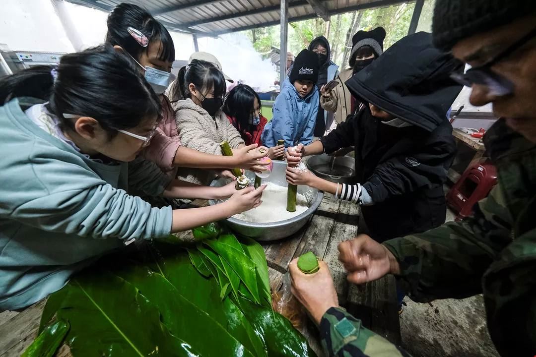 親手鋸竹子、做竹筒飯，嚐起來的米飯特別香Q好吃。