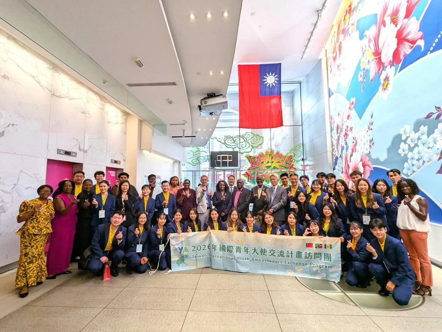 外交部國際青年大使於我國駐紐約辦事處與聖文森及格瑞那丁副總理李考克(St. Claire Leacock)、聖文森及格瑞那丁駐紐約總領事館總領事Roland Matthews及聖克里斯多福及尼維斯駐美國大使館一等秘書Adelcia Connor-Ferlance交流。