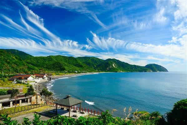 到花蓮豐濱鄉的磯崎海灘衝浪，可將無敵山景與海景收盡眼底。（花蓮縣政府提供，羅敏鳳攝）
