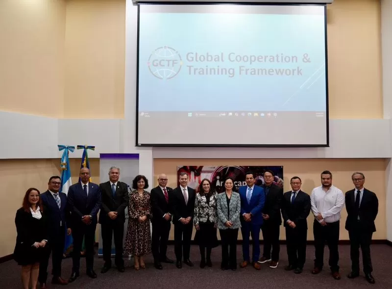 ROC (Taiwan) Ambassador to Guatemala Vivia Chang (sixth right) poses with participants of a GCTF workshop on information security resilience April 6 in Guatemala City. (MOFA)