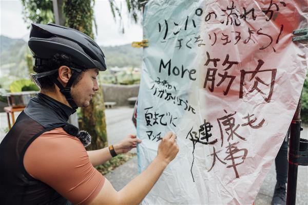 旅客途經平溪，體驗放天燈祈福的儀式。