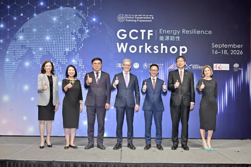 Environmental Minister Peng Chi-ming (third left) gives the thumbs-up sign at the opening ceremony of a GCTF workshop on energy resilience Sept. 16 in Taipei City. (Courtesy of MOENV)