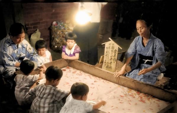 日治時期夜市撈金魚是許多長輩的記憶。 (出自《彩繪鄧南光》)