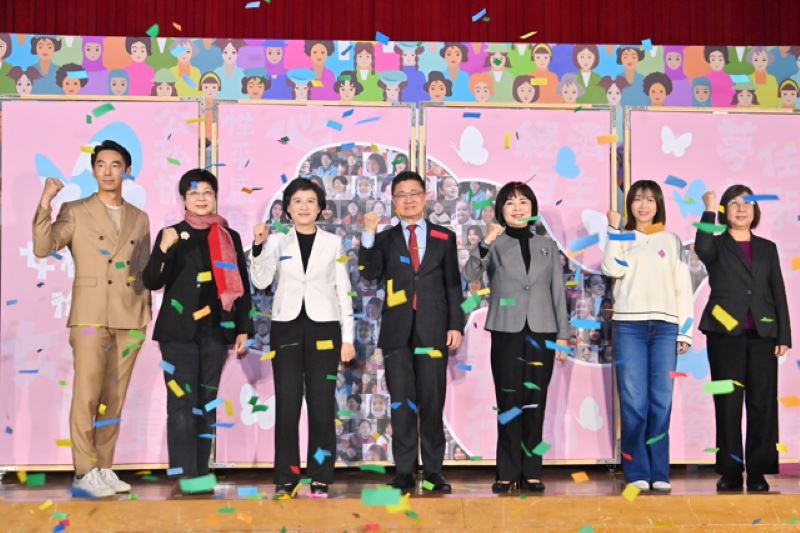 Vice premier Cheng Li-chiun (third left) joins a media conference celebrating International Women’s Day March 8 in Taipei City. (Courtesy of EY)