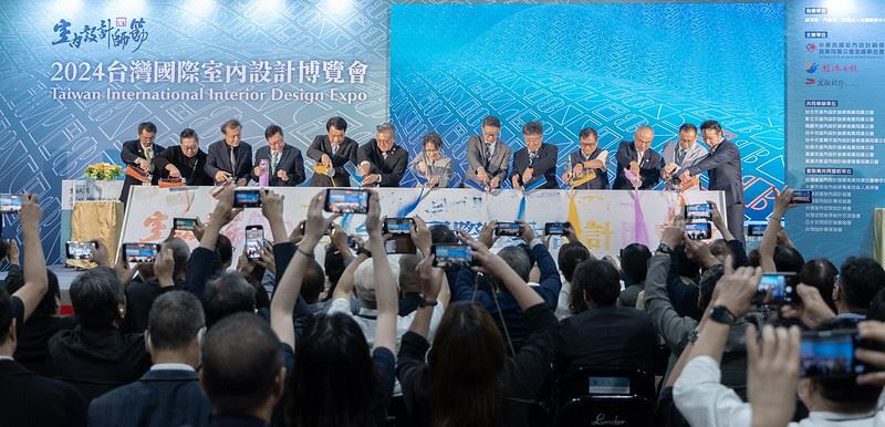 副總統與現場貴賓一同進行啟動儀式